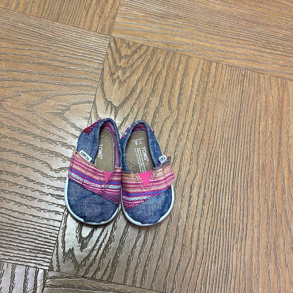 Toms baby shoes